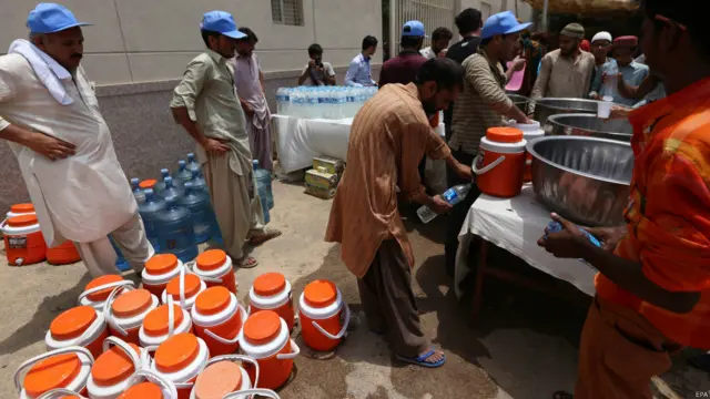 بعض علاقوں میں پانی کی سبیلیں بھی لگائی گئی ہیں اور عوام کو گرمی سے بچنے کی احتیاطی تدابیر کے بارے میں آگاہ کیا جارہا ہے۔