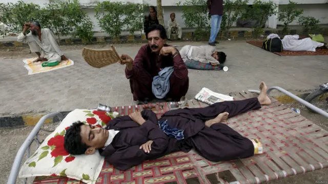 شدید گرمی کے ساتھ ساتھ شہر میں غیر اعلانیہ لوڈشیڈنگ کی وجہ سے بھی عوام کی مشکلات میں اضافہ ہوا ہے۔