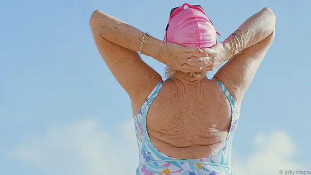 Пожилая женщина в купальнике