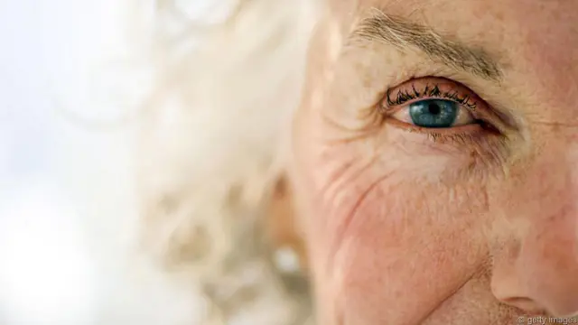 Глаз улыбающейся пожилой женщины