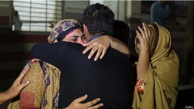 عزاداری بستگان کشته‌شدگان دمای هوا در مقابل بیمارستانی در کراچی