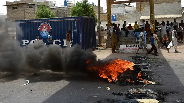 اعتراض مردم به قطع شدن برق در پاکستان