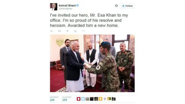 افغان صدر اشرف غنی نے اپنے دفتر میں عیسیٰ خان نامی اس فوجی کے ساتھ اپنی تصویر ٹویٹ کی