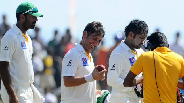 شین وارن کے بعد یاسر شاہ دوسرے بولر ہیں جنہوں نے سری لنکا میں کھیلی گئی ٹیسٹ سیریز میں تین مرتبہ اننگز میں پانچ یا زائد وکٹیں حاصل کی ہیں