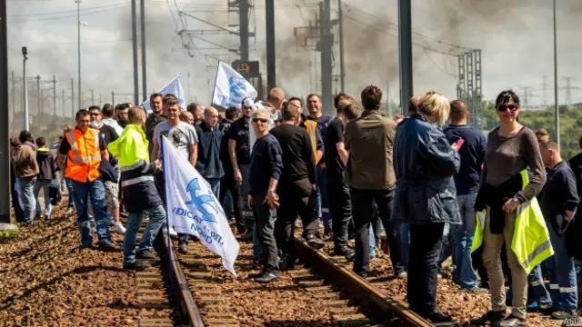 فرانس کے فیری ورکروں کی ہڑتال کی وجہ برطانیہ اور فرانس کے درمیان کشتی اور ریل کی آمد و رفت متاثر رہی