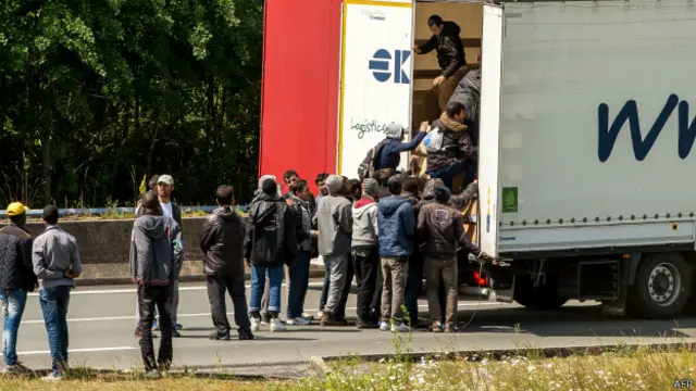 تارکین وطن ہڑتال کا فائدہ اٹھا کر برطانیہ جانے والی لاریوں میں سوار ہو رہے تھے