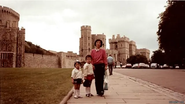 Simon Lee con su familia en Inglaterra