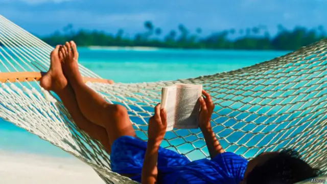 Una persona en una hamaca frente al mar