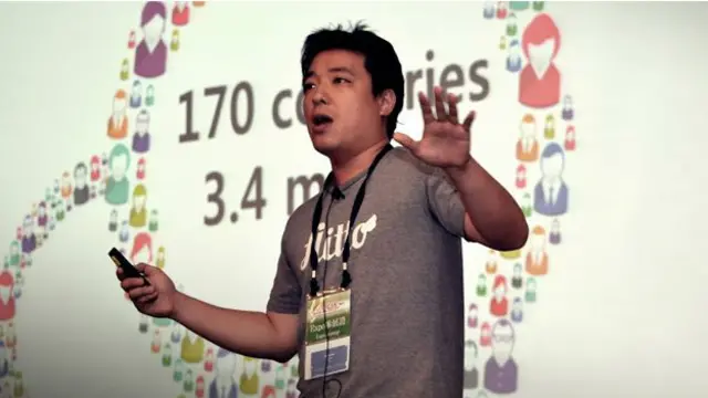 Simon Lee en una presentación de Flitto