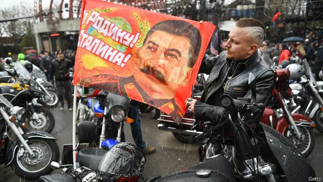 Байкер держит знамя с портретом Сталина