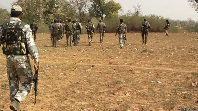 झारखंड में नक्सली हिंसा को रोकने के लिए तैनात सुरक्षाकर्मी,