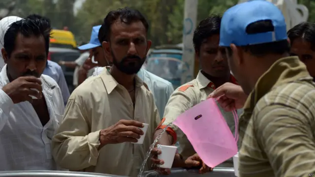 شہر میں مختلف مقامات خصوصاً ہسپتالوں کے باہر عوامی و فلاحی تنظیموں کی جانب سے پانی کی سبیلیں لگائی گئی ہیں۔