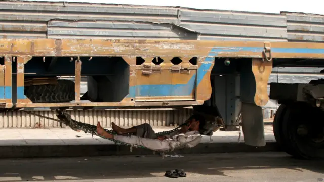 گرمی کی شدت کم کرنے کے لیے جسے جو بھی ذریعہ میسر آ رہا ہے، وہ اسے استعمال کر رہا ہے۔