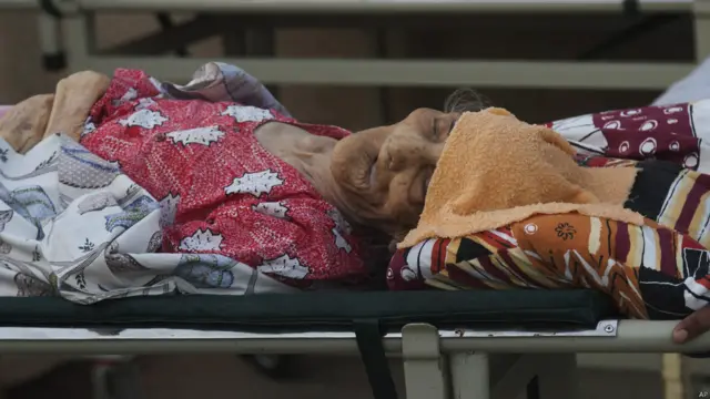 کراچی میں گرمی کی شدت کی وجہ سے ہلاک ہونے والوں کی تعداد 800 کے قریب پہنچ گئی ہے جبکہ سینکڑوں افراد اب بھی ہسپتالوں میں زیرِ علاج ہیں۔