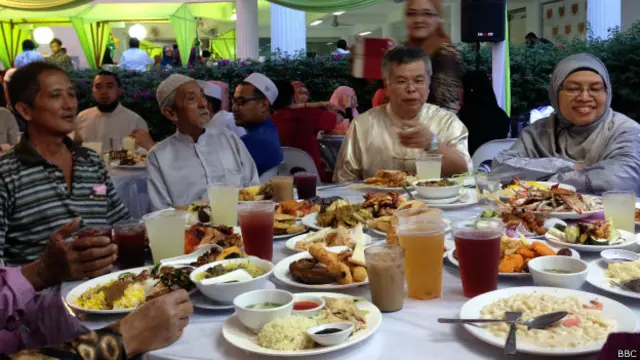 Meski tak ada aturan tertulis, pergantian nama seseorang yang menjadi mualaf dengan nama Arab atau Melayu merupakan tradisi yang telah berlangsung sejak Malaysia merdeka pada 1957 lalu. 