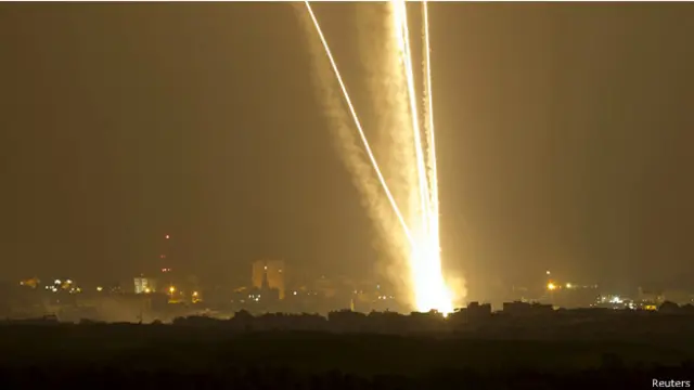 تقول اسرائيل إنها استهدفت منصة لاطلاق الصواريخ