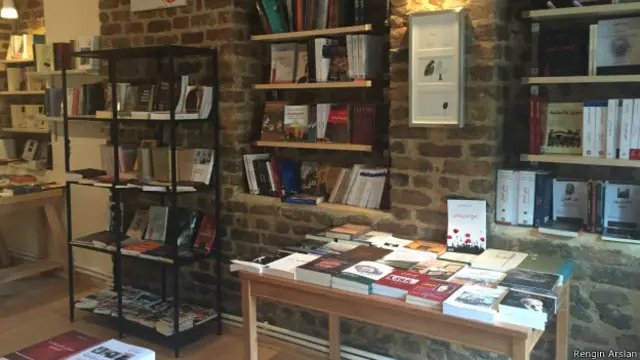 Geçen hafta açılan Pages, şık döşenmiş dört katlı bir binada.