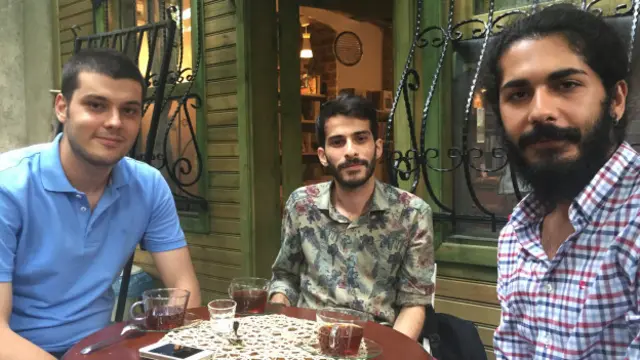 Barış İçin Müzik Vakfı'ndan üç üniversite öğrenci ders çalışmak için de Pages'e geldiklerini söylüyor.