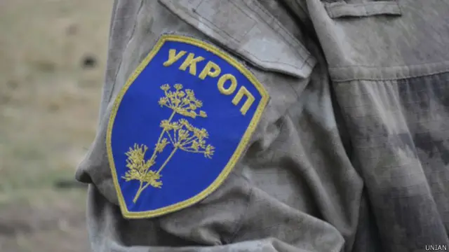 Шеврон Укроп на рукаві військового в зоні АТО 