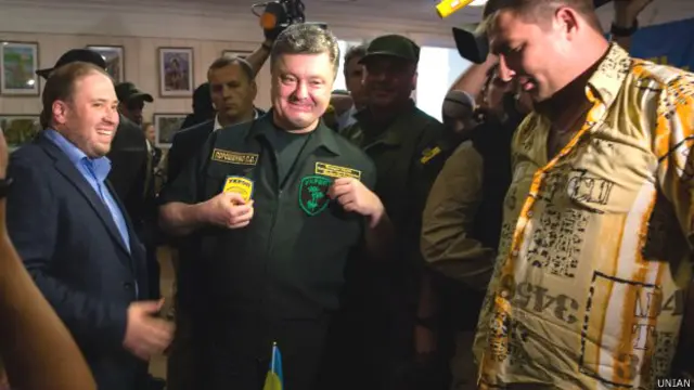 Петро Порошенко приміряє шеврон Укроп" 