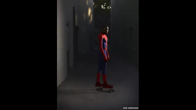 اس تصویر میں فنکار کا نہ صرف سپر ہیرو کے طور پر اندازہ ہوتا بلکہ اس کی اصل شخصیت کے بارے میں اندزہ لگایا جا سکتا ہے۔ تصویر میں سپائیڈر مین کے روپ میں راشد رواس ہیں۔ فوٹوگرافر کن ہیرمین کی مزید تصاویر www.kenhermann.com پر دیکھی جا سکتی ہیں۔