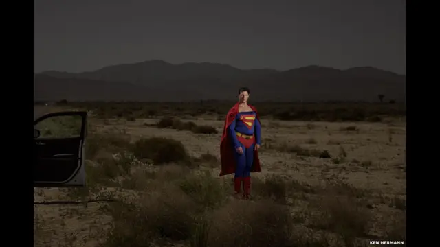 کن ہرمین کے مطابق جب وہ ہالی وڈ کے سپر ہیروز کی نقل کرنے والے ان فنکاروں کو دیکھا تو تجسس ہوا کہ کسی دوسرے کی بہت دیر تک نقل کرنے والی یہ فنکار کون ہیں یعنی ماسک کے پیچھے چہروں کے بارے میں جاننے کی کوشش کی۔’ہالی وڈ کے سپر ہیرو ’سپر مین‘ کا حلیہ اختیار کرنے والے جاوئیر فرانسسکو۔