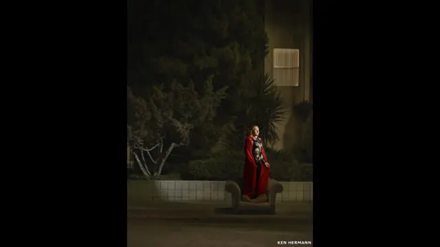 تاہم ان میں سے متعدد کا امریکی خوابوں کے بارے میں اپنا الگ ہی نظریہ ہے۔ ان میں سے دو فنکاروں نے حال ہی میں امریکی گرین کارڈ لاٹری جیتی ہے۔ تصویر میں سپر ہیرو ’تھور‘ کے حلیے میں ویسل لینتوچوک۔