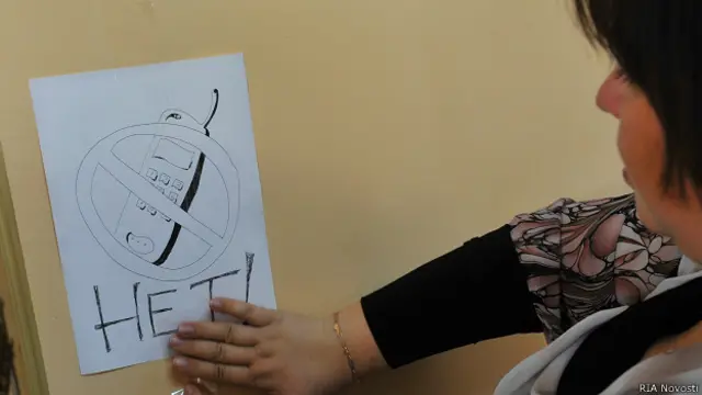 Объявление "Телефонам - нет" на двери 