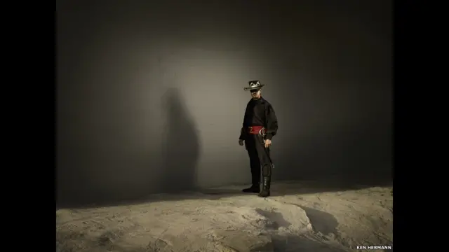 ان فنکاروں کو تصاویر پر رضامند کرنا کوئی آسان کام نہیں تھا۔اس میں ایک وجہ یہ تھی سڑک پر کسی سے رقم لینا غیر قانونی ہے اور دوسرا تصاویر کے نتیجے میں ایک ایسے علاقے میں زیادہ نمایاں ہو جاتے جہاں پولیس اہلکاروں کی بڑی تعداد موجود رہتی ہے۔ ’ زورو کی نقل کرنے والے جوڈی لوچ‘۔