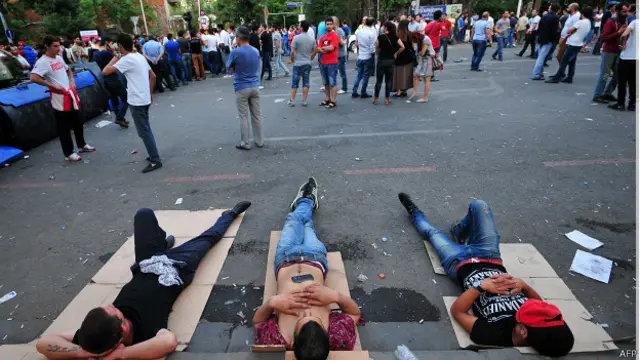 Протестующие