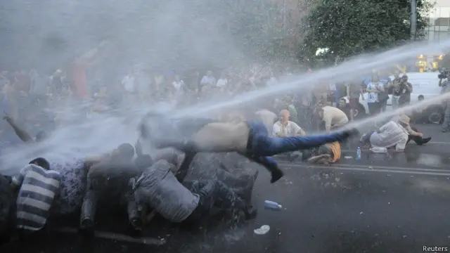 Полиция разгоняет демонстрантов водометами