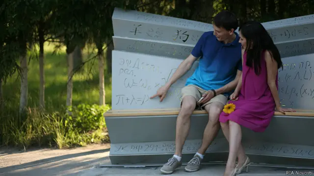 Молодежь на скамейке-шпаргалке