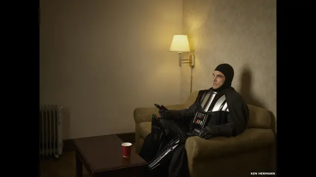 ان میں بعض فنکاروں کو فوٹو گرافر کو اپنے گھر آنے کی دعوت بھی دی تاکہ وہ تصاویر کھینچ سکیں۔ ان میں سائنس فنکشن فلم سیریز’سٹار وارز‘ کا ڈارٹ ویڈر‘ کا حلیہ بنانے والے جوئے بھی شامل تھے۔