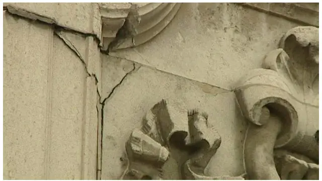 白金汉宫的一些外墙已经出现裂缝