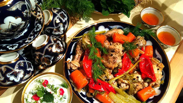 Bir kishi ovqat stolida shahvatparast oq sochli ofitsiantni qopol sikmoqda