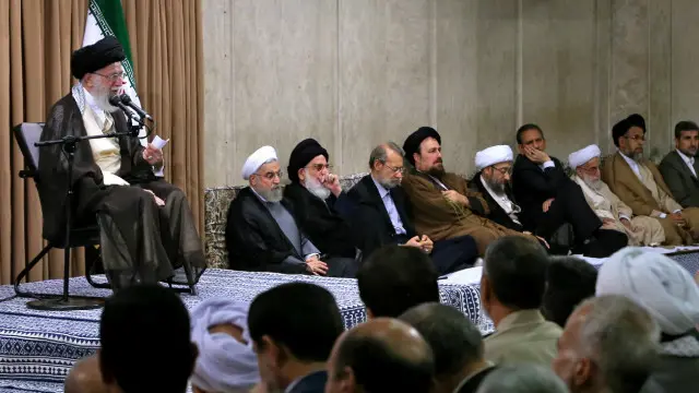 کانون مرکزی قدرت در جمهوری اسلامی اگر متأثر از تحریمهای سهمگین و واقعیتهای غیرقابل گریز اجتماعی ـ اقتصادی، ناگزیر از مذاکره و مصالحه با غرب شده، در داخل کشور و در وضعی که با خشونت و ارعاب و سرکوب، اقتدارگرایی را بازتولید کرده و تداوم بخشیده است، نیازی به گشایش سیاسی نمیبیند.