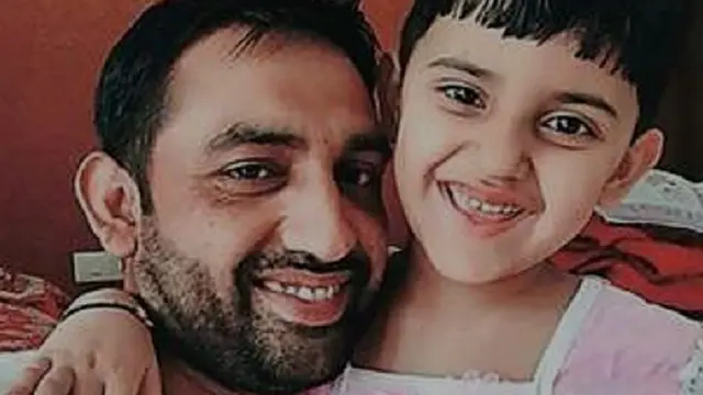 یہ سےسیلفي ہے دہلی کے امار ڈاگر اور ان کی بیٹی پلک کی ہے ، جن کا نام فاتحین میں شامل ہے