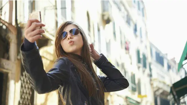 Chica haciéndose un Selfie