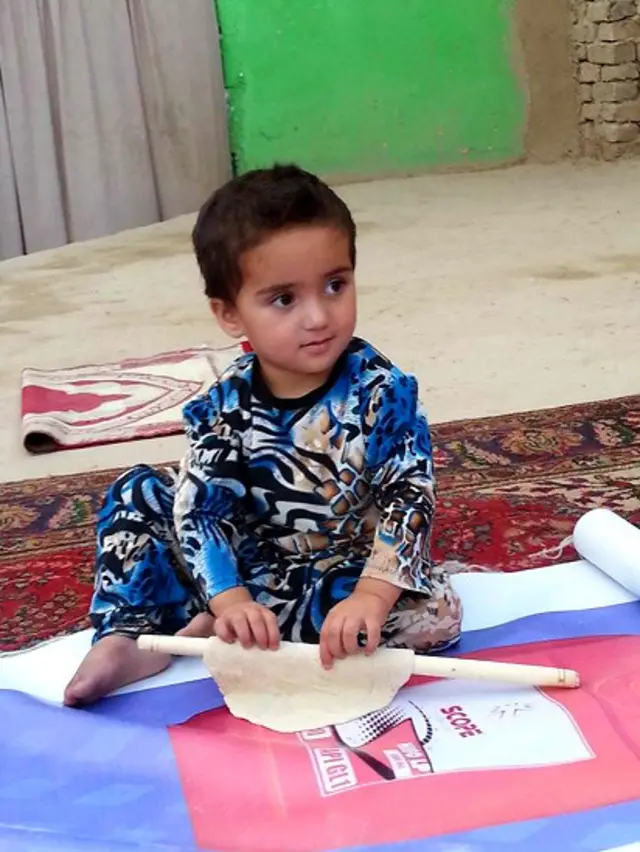 د تورتمونو په ځنځیرونوو تړلې زما د ټولنې د بابا لمسۍ به د بابا د داسې لیک ته په تمه وي