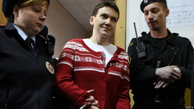 Надежда Савченко (в центре)