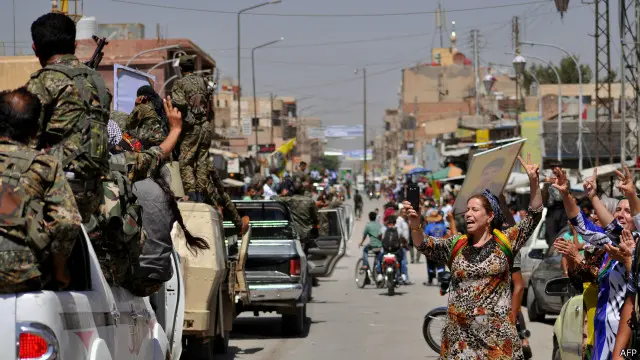 القوات الكردية اُستقبلت استقبالا حافلا في بلدة القامشلي، شمال شرقي سوريا، بعد عودتها من القتال في تل أبيض التي طرد مسلحو تنظيم "الدولة الإسلامية" منها.