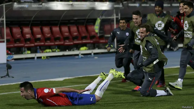Mauricio Isla meluapkan kegembiraannya setelah mencetak gol satu-satunya bagi Cile.