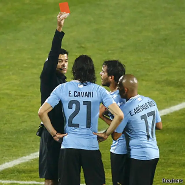 Uruguay bermain dengan sembilan pemain setelah Edinson Cavani dan Jorge Fucile diusir wasit.