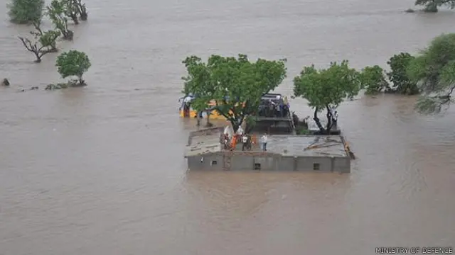 گجرات کے سیلاب میں کم از کم 70 افراد ہلاک ہوئے ہیں جبکہ لاکھوں اس سے متاثر ہیں