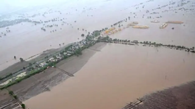 गुजरात में आई बाढ़ का पानी