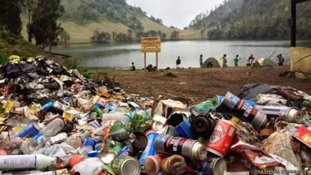 Gunung Semeru disambangi 200 hingga 500 pendaki per hari yang masing-masing membuang sekitar 0,5 kilogram sampah.