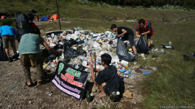 Berbagai relawan, termasuk relawan dari komunitas peduli sampah gunung berupaya menurunkan sampah dari gunung-gunung dan taman nasional.