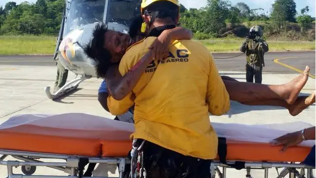 Maria Nelly Murillo, 18, dan bayinya yang berusia satu tahun ditemukan regu penyelamat di Provinsi Choco.