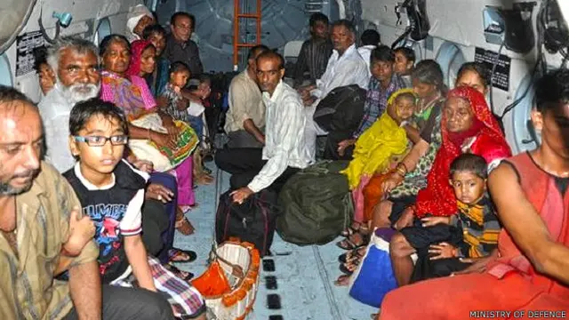 हेलिकॉप्टर में बैठे बचाए गए लोग.