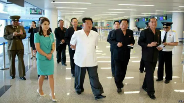 Báo chí Bắc Hàn đăng ảnh ông Kim Jong-un cùng vợ đang đi thăm nhà ga mới